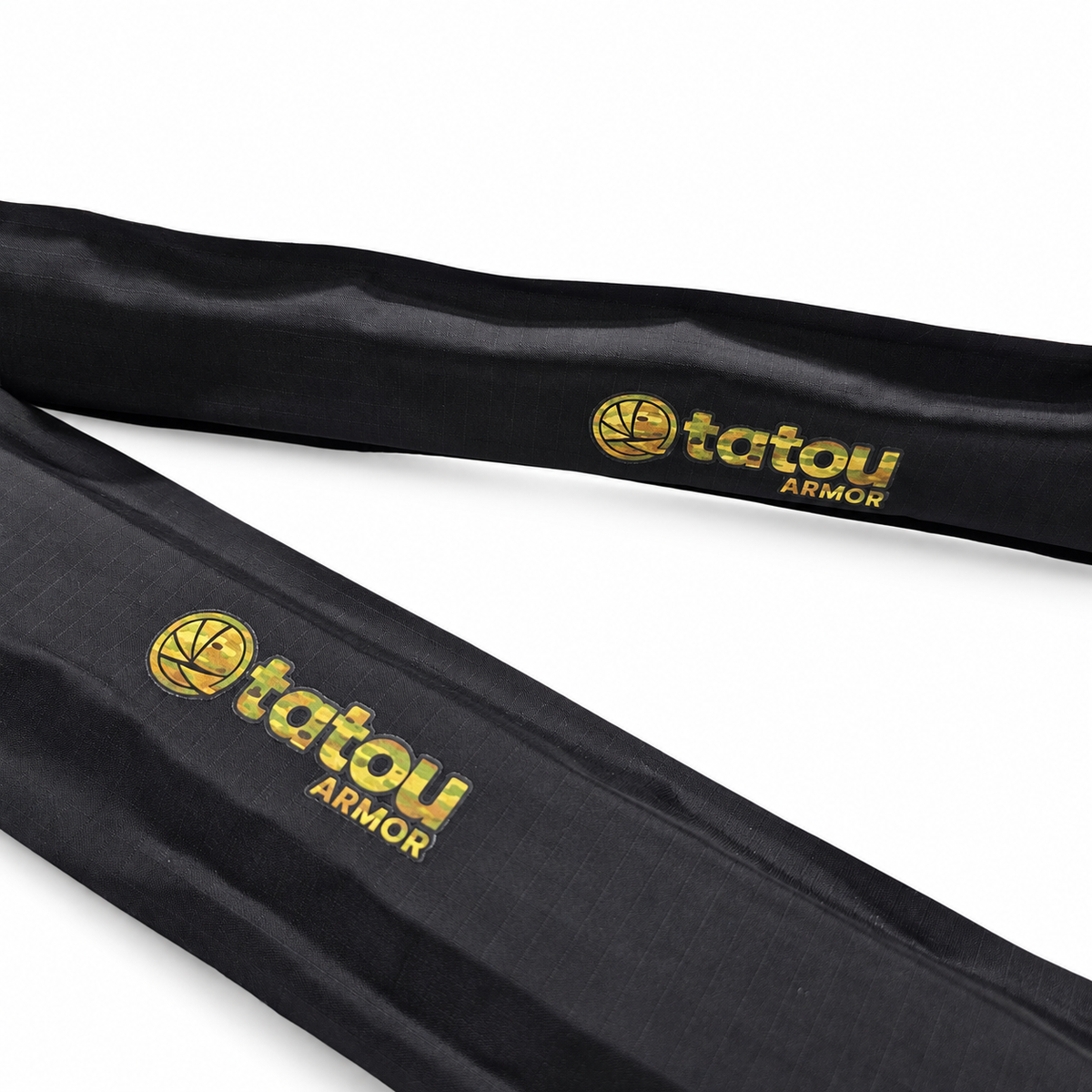 Tatou Armor Shim – détail du tissu noir et du logo